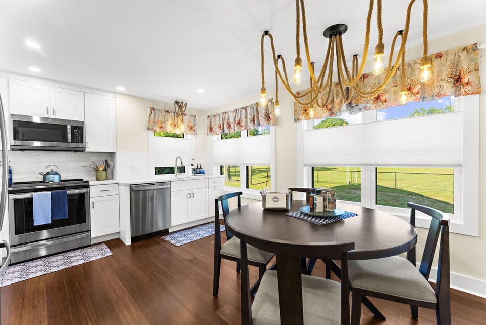 Sunny, cheerful Dining Area