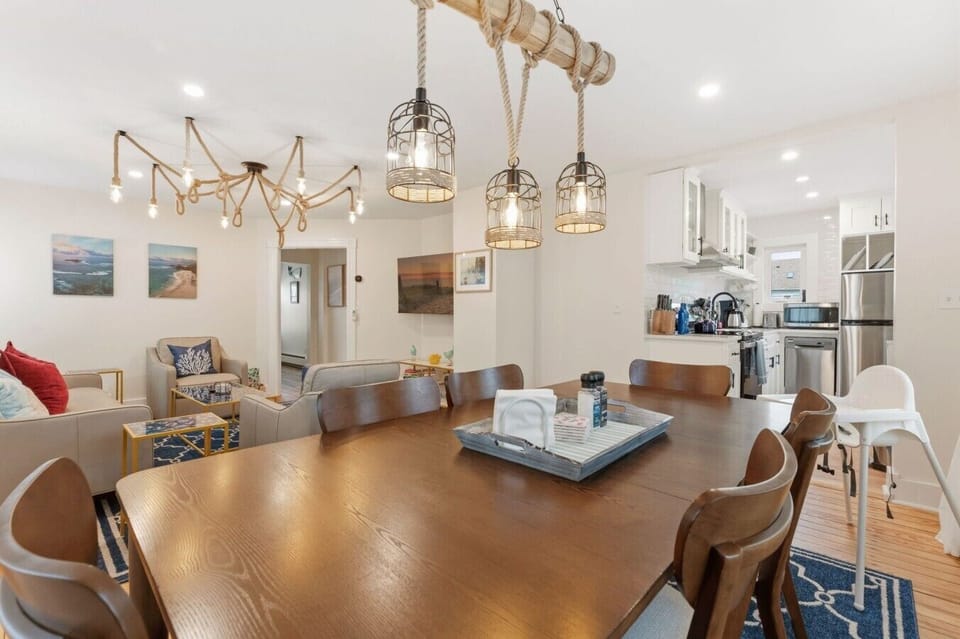 Dining area showing Pack n Play