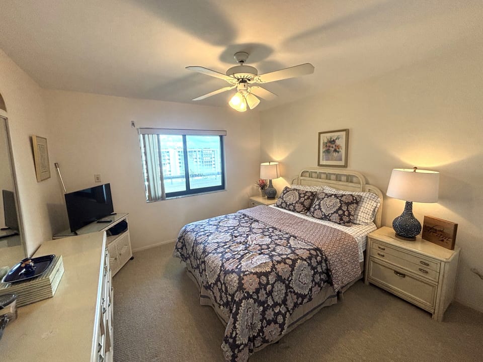 Guest bedroom with queen sized bed