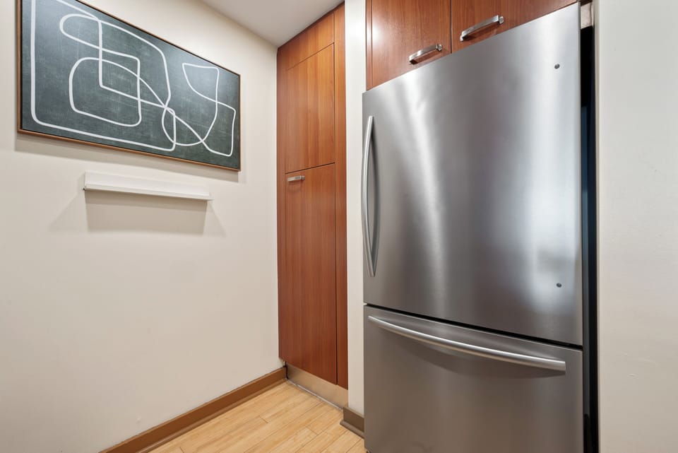 Deluxe Apartment, Bay View | Private kitchen | Full-size fridge, microwave, oven, stovetop