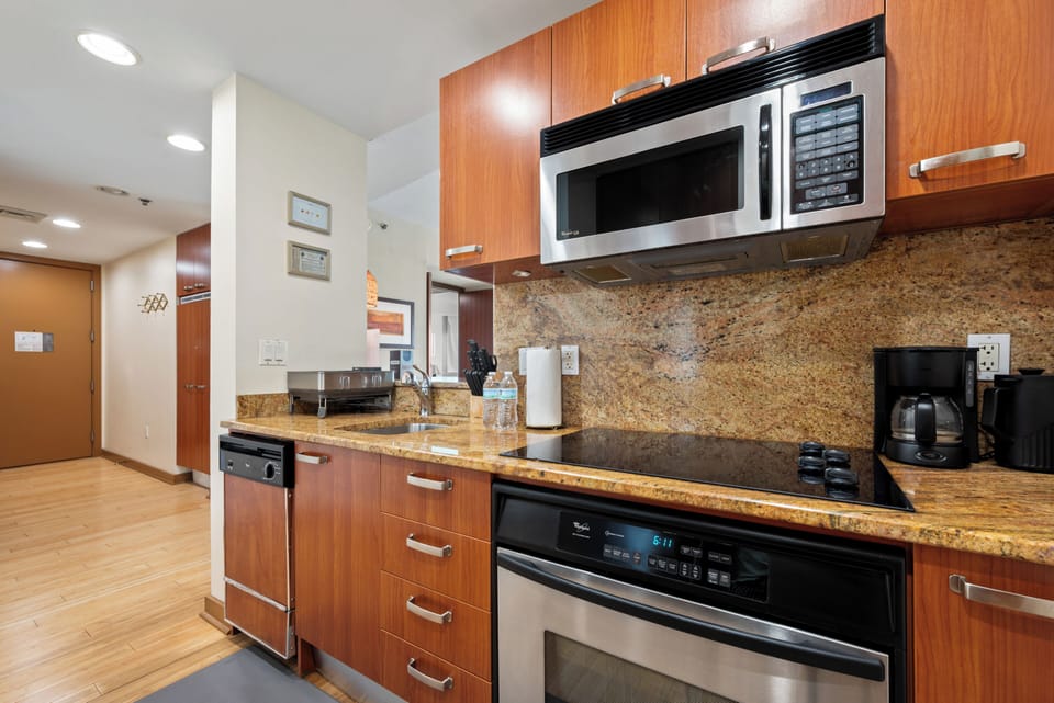 Deluxe Apartment, Bay View | Private kitchen | Full-size fridge, microwave, oven, stovetop