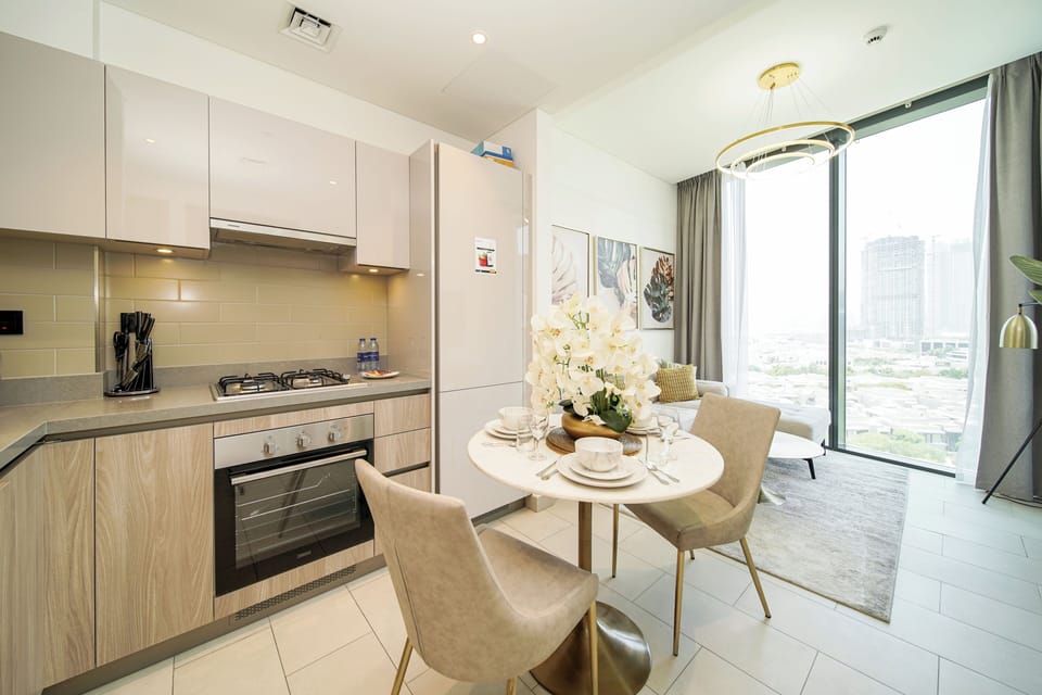 Luxury Apartment, Balcony, City View | In-room dining