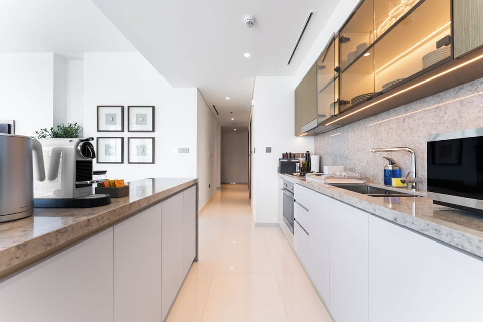 Luxury Apartment, Balcony, Marina View | Private kitchen | Highchair