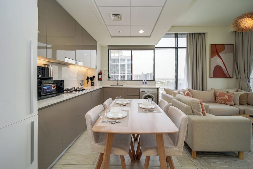 Executive Apartment, Balcony, City View | In-room dining