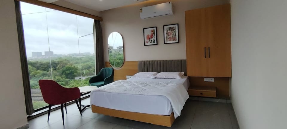 In-room safe, desk, laptop workspace, soundproofing