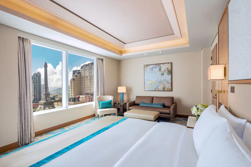 Metropolitan Suite, Tower View, 1 Bedroom Suite, 1 King | Premium bedding, down comforters, minibar, in-room safe