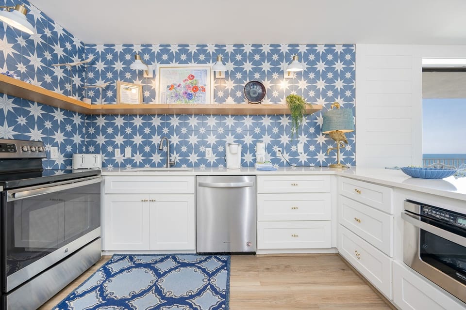 Condo, 3 Bedrooms | Private kitchen | Fridge, oven, coffee/tea maker