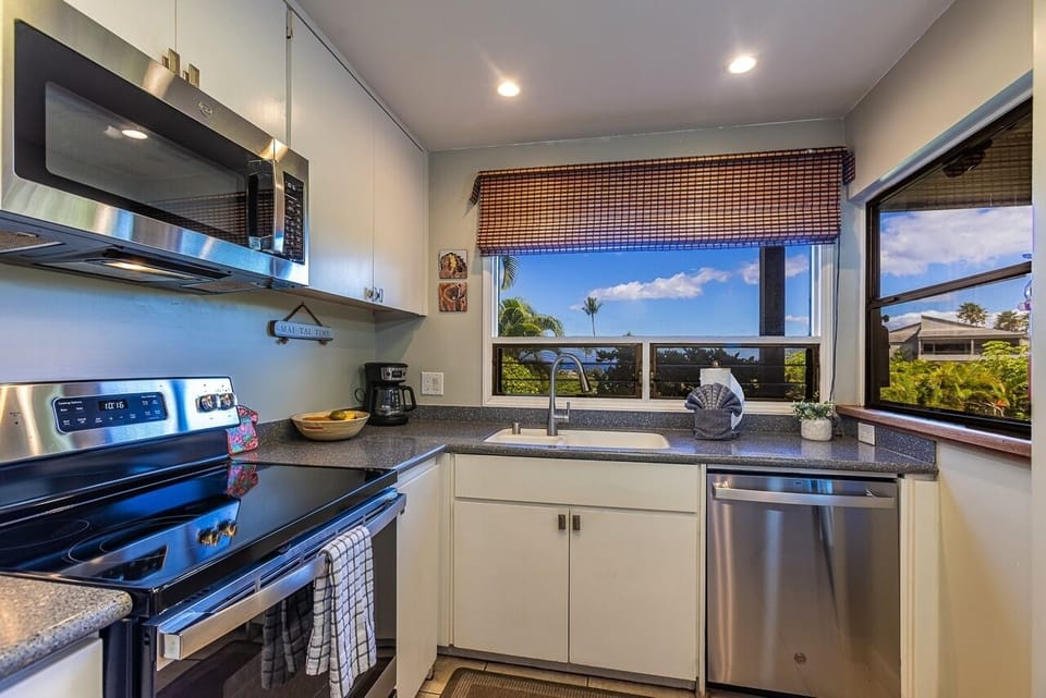 Condo, 1 Bedroom | Private kitchen | Fridge, oven, coffee/tea maker, toaster