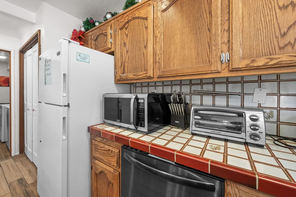 Kitchen - Cute Kitchen with all the necessities!