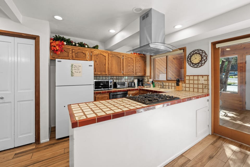 Kitchen - Cute Kitchen with all the necessities!
