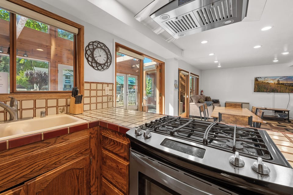 Kitchen - Cute Kitchen with all the necessities!