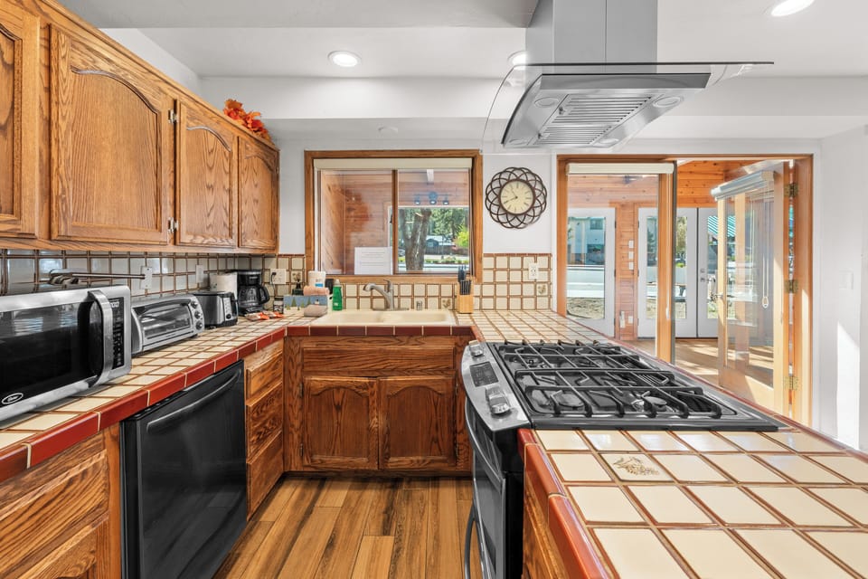 Kitchen - Cute Kitchen with all the necessities!