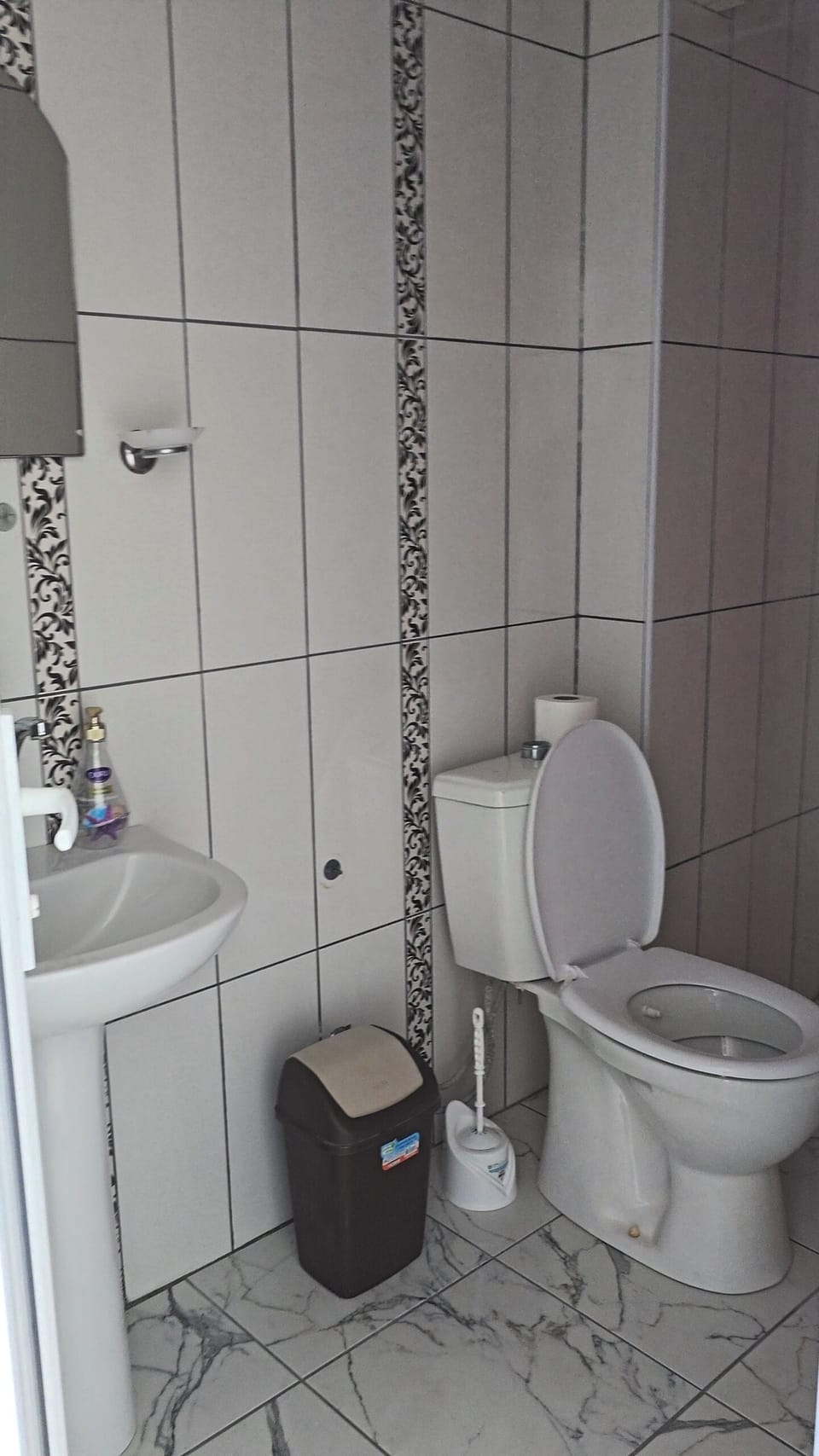 Standard Triple Room, Balcony, Pool View | Bathroom | Towels, shampoo, toilet paper
