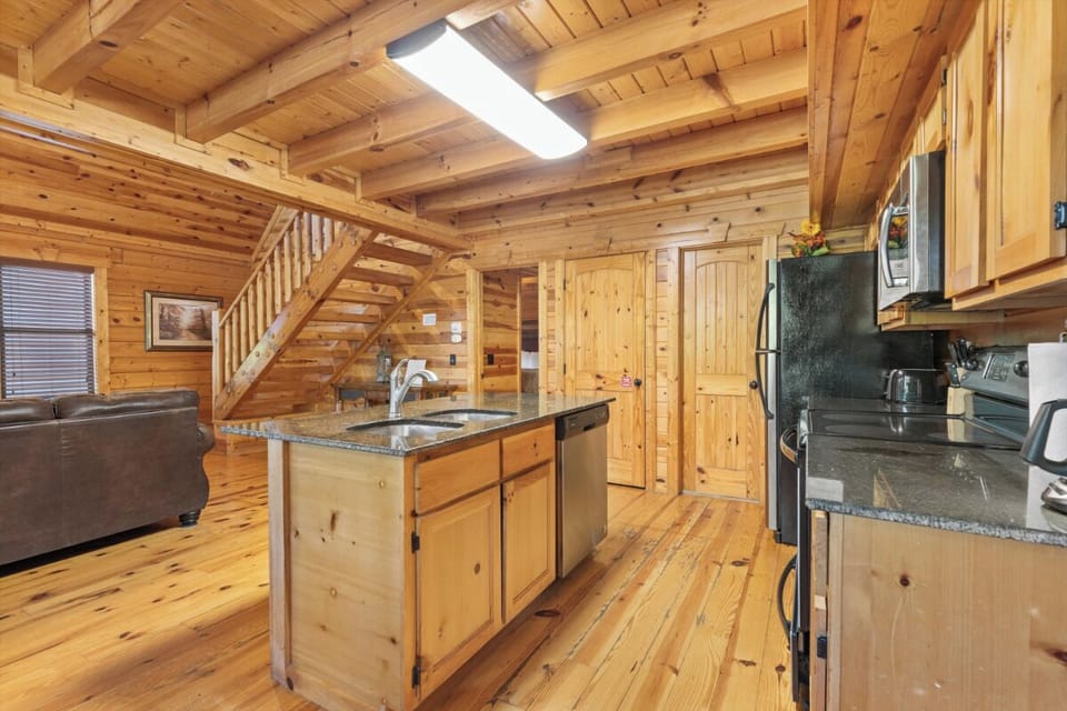 White Oak 212's fully-equipped kitchen