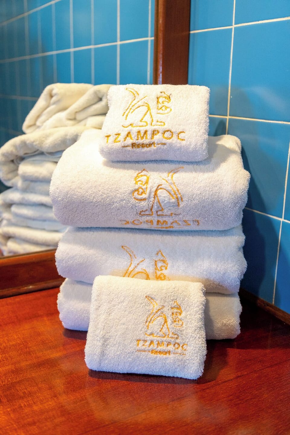 Luxury Room, 1 King Bed, Non Smoking, Lake View | Bathroom | Free toiletries, hair dryer, towels, soap