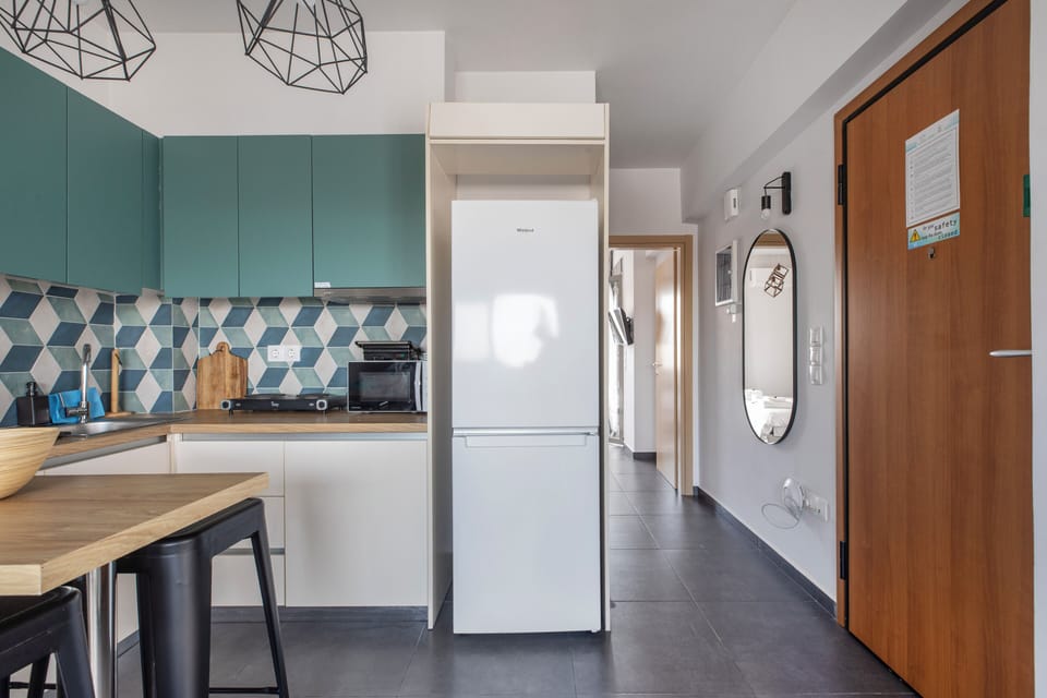Apartment, 1 Bedroom, Kitchen, City View | Private kitchen | Full-size fridge, microwave, oven, stovetop