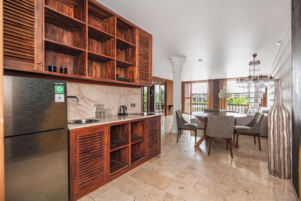 River Penthouse Deluxe 2BR | Egyptian cotton sheets, premium bedding, in-room safe, laptop workspace