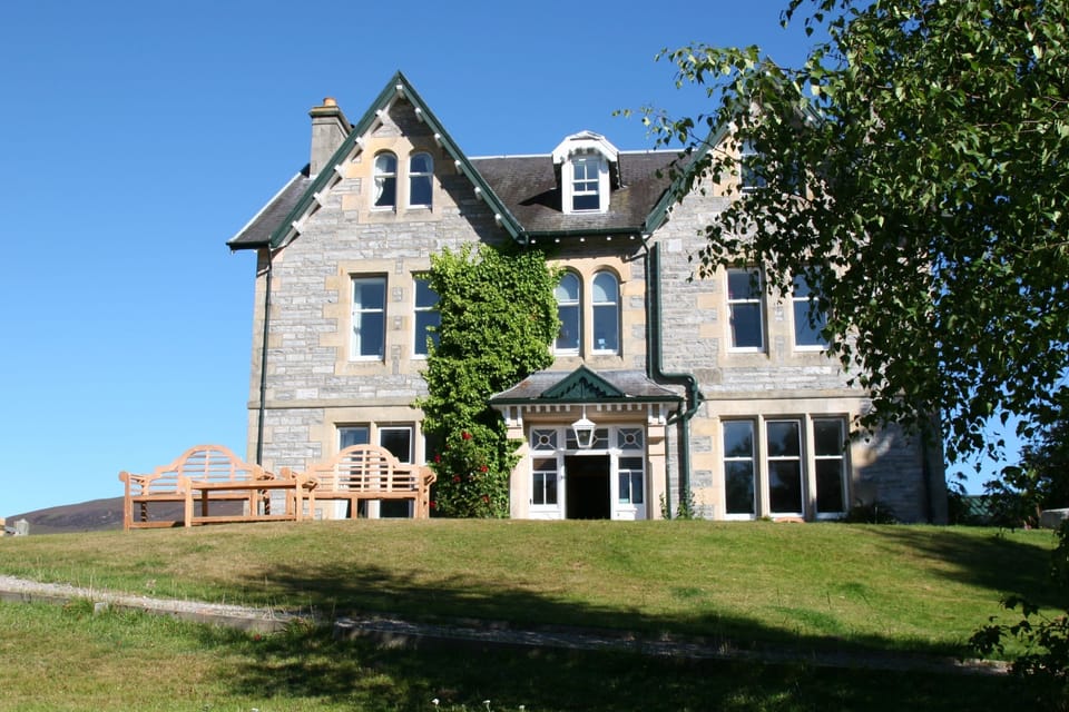 Front of Suidhe Lodge