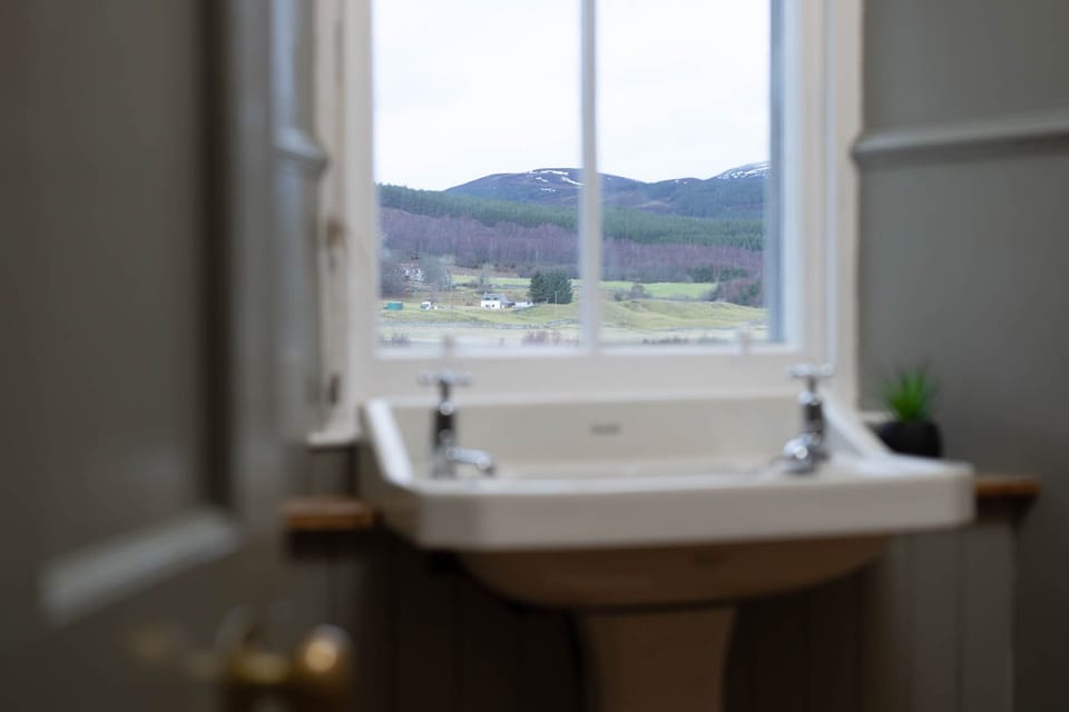 Suidhe Lodge sink with window view