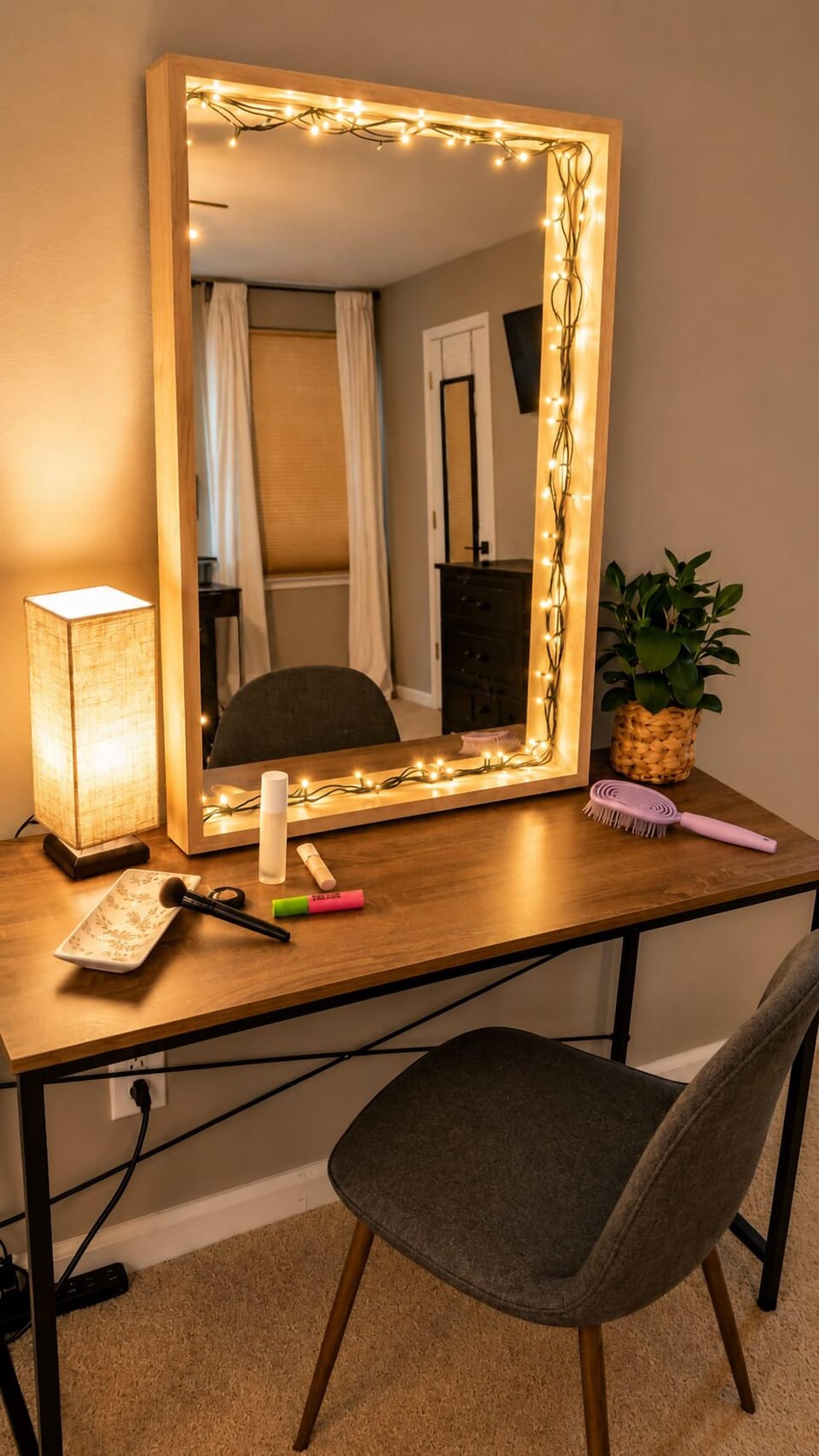 Vanity for Getting ready. in Main bedroom. 