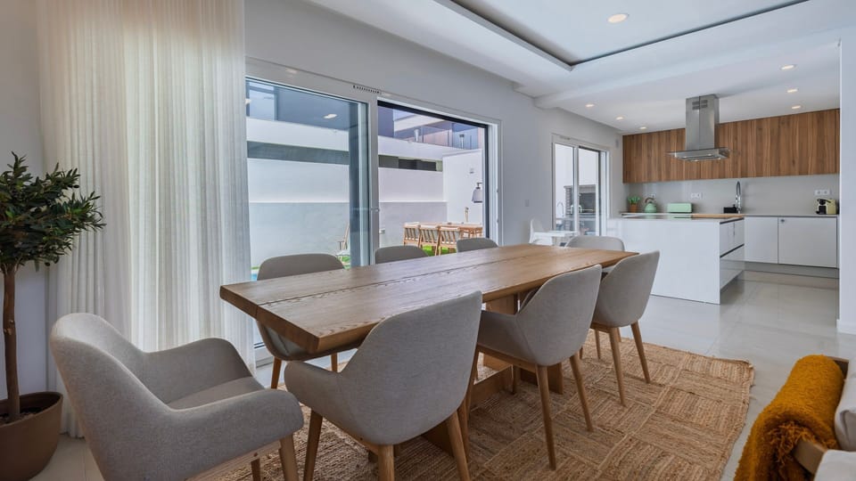 Stylish dining room for 8, seamlessly connected to a fully equipped modern kitchen.
#HostReady #ContemporaryInteriors #ChefFriendly #Portugal #PT #Aroeira