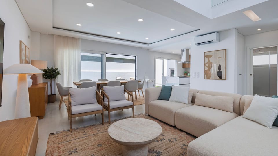 Bright and spacious living area with elegant decor and direct access to the pool.
#ModernDesign #OpenPlanLiving #NaturalLight #Portugal #PT #Aroeira