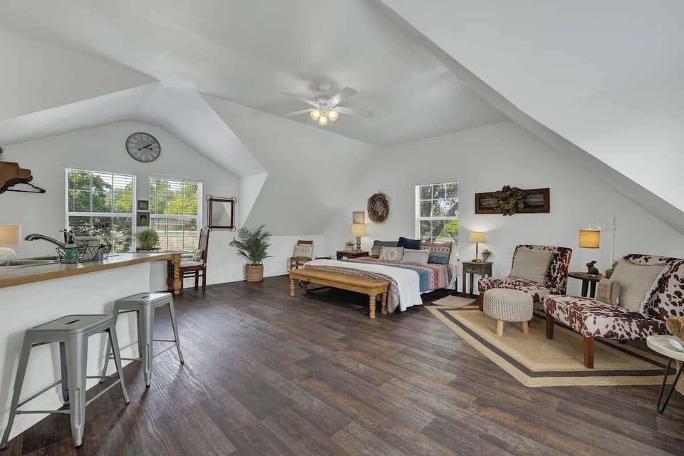 House, 1 King Bed, Patio, Garden View (3408 Grapecreek Tree) | 1 bedroom, individually decorated, individually furnished, bed sheets