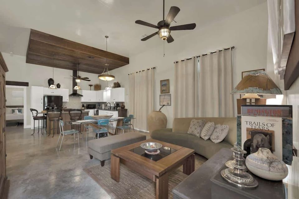 House, Multiple Beds, Hot Tub, Garden View (211 E Travis) | Living area