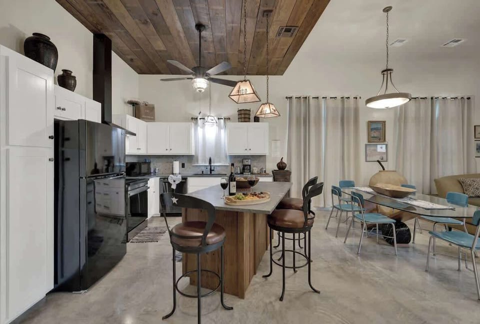 House, Multiple Beds, Hot Tub, Garden View (211 E Travis) | Private kitchen | Coffee/tea maker