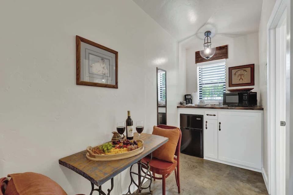 House, Multiple Beds, Hot Tub, Garden View (211-+213  ETravis - Combo) | Dining