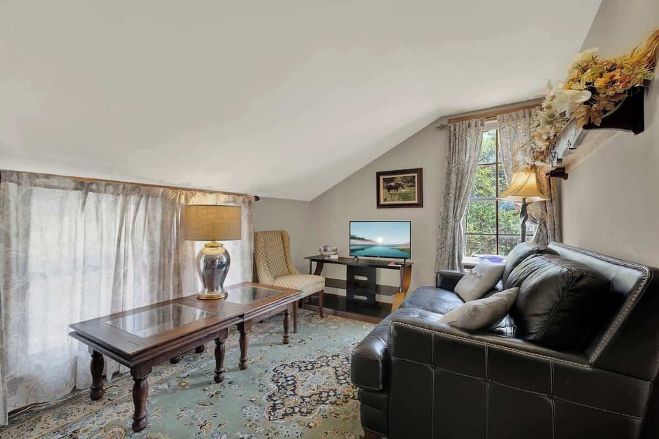 House, 1 Queen Bed, Patio, Garden View (415 W San Antonio- E) | Living area | Fireplace