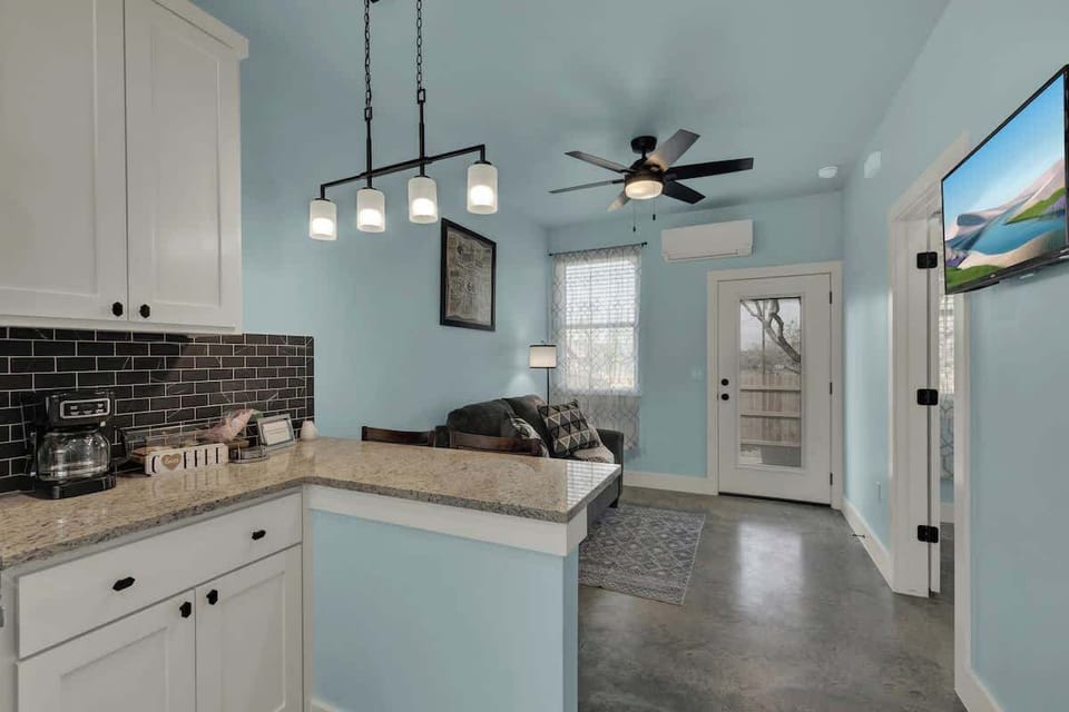 House, 1 King Bed, Hot Tub, Garden View (1472 W Live Oak #3) | Interior