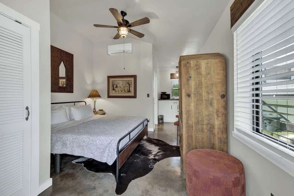 House, 1 King Bed, Kitchen, Garden View (213 E Travis - Tejas Unit B) | 1 bedroom, individually decorated, individually furnished, bed sheets
