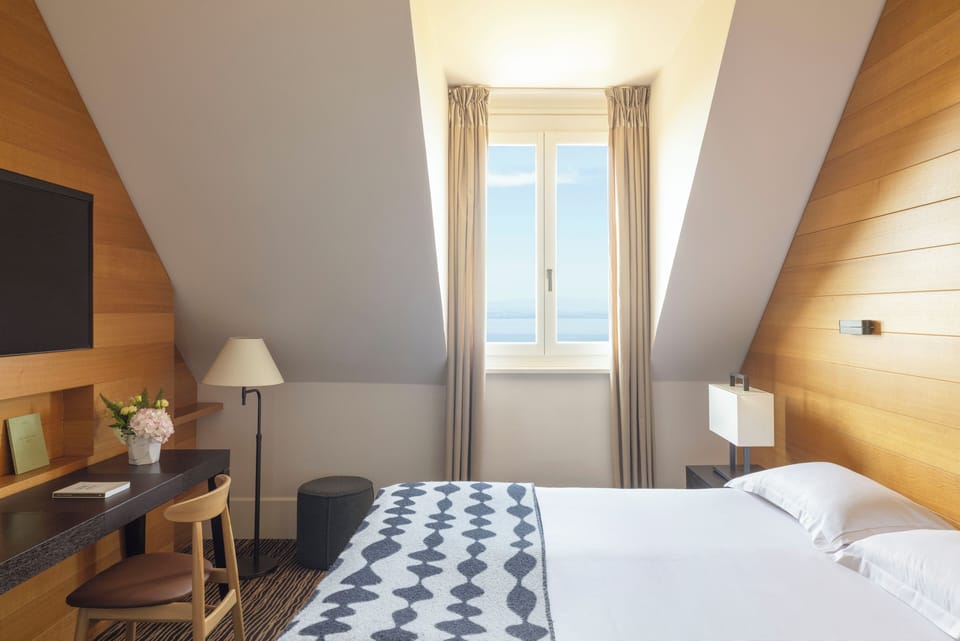 Family Room, Lake View | Minibar, in-room safe, desk, soundproofing