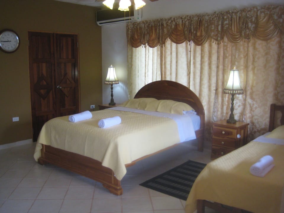 Standard Quadruple Room | WiFi (free), bed sheets