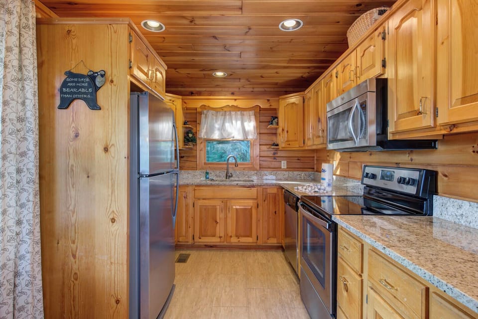 Room, Multiple Beds, Hot Tub, Mountain View (Beverly's Bearadise (4)) | Private kitchen