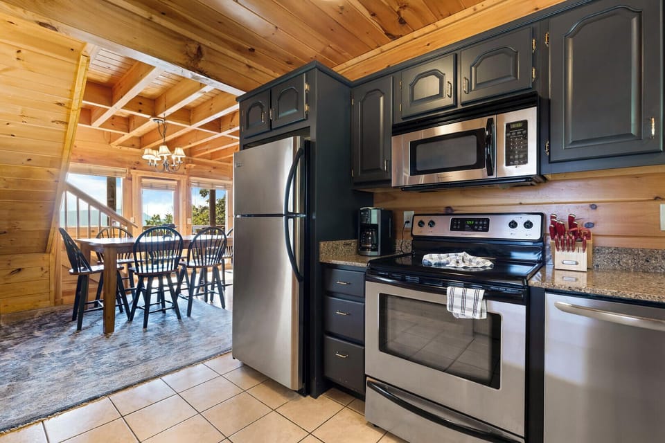 House, Multiple Beds, Hot Tub, Mountain View (Over the Moon) | Private kitchen