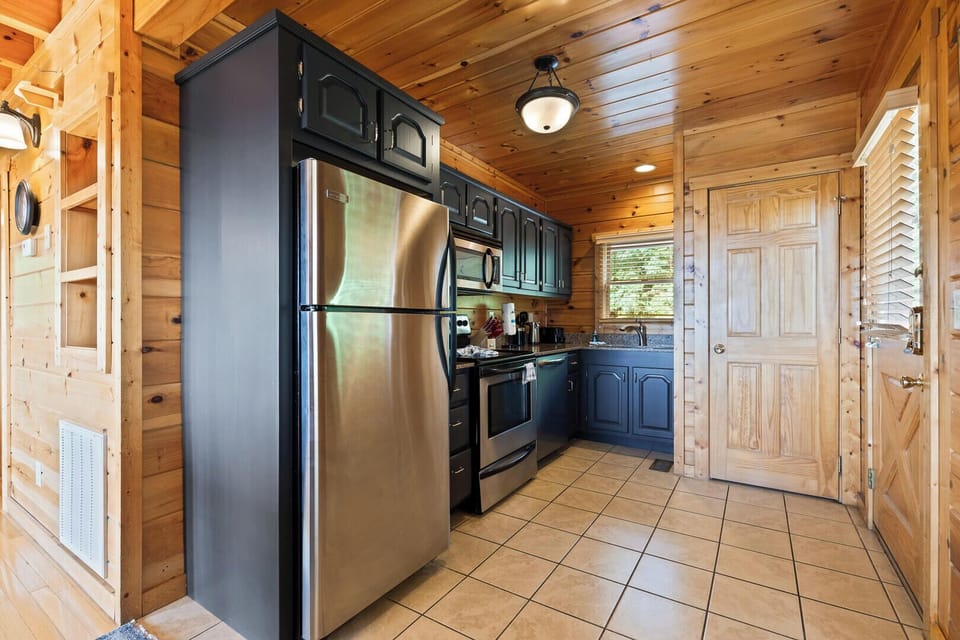 House, Multiple Beds, Hot Tub, Mountain View (Over the Moon) | Private kitchen