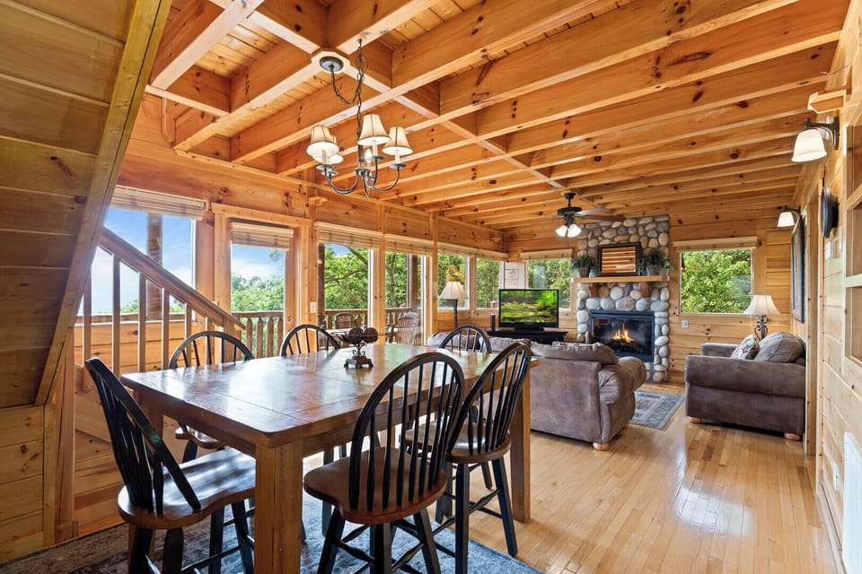 House, Multiple Beds, Hot Tub, Mountain View (Over the Moon) | Living area
