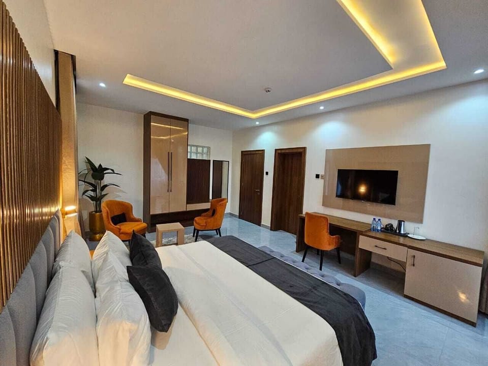 Luxury Suite, Balcony, Courtyard View | Soundproofing, free WiFi, bed sheets
