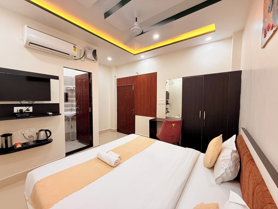 Deluxe Double Room | Laptop workspace, iron/ironing board, rollaway beds, free WiFi