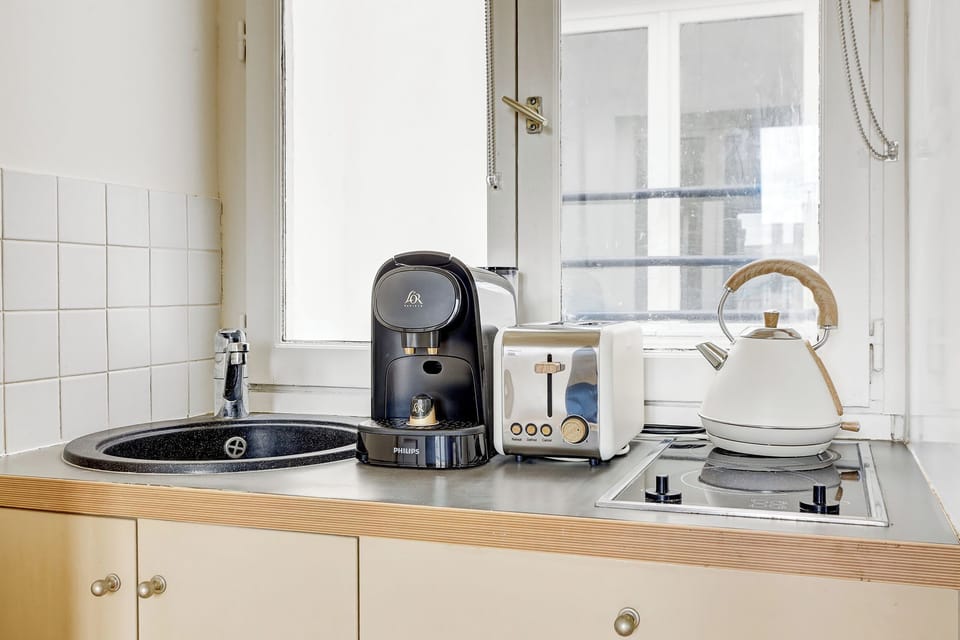Cette cuisine est équipée avec tout le nécessaire pour passer un séjour confortable ! Grille-pain, micro-onde, plaque de cuisson et bouilloire sont à votre disposition !
