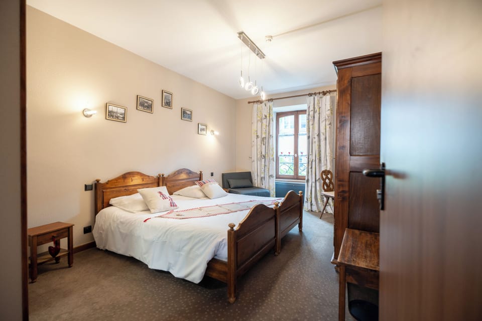 Superior Room | Desk, cribs (free), WiFi (free)