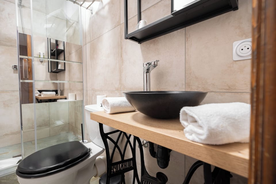Comfort Double Room | Bathroom | Deep soaking tub, free toiletries, hair dryer