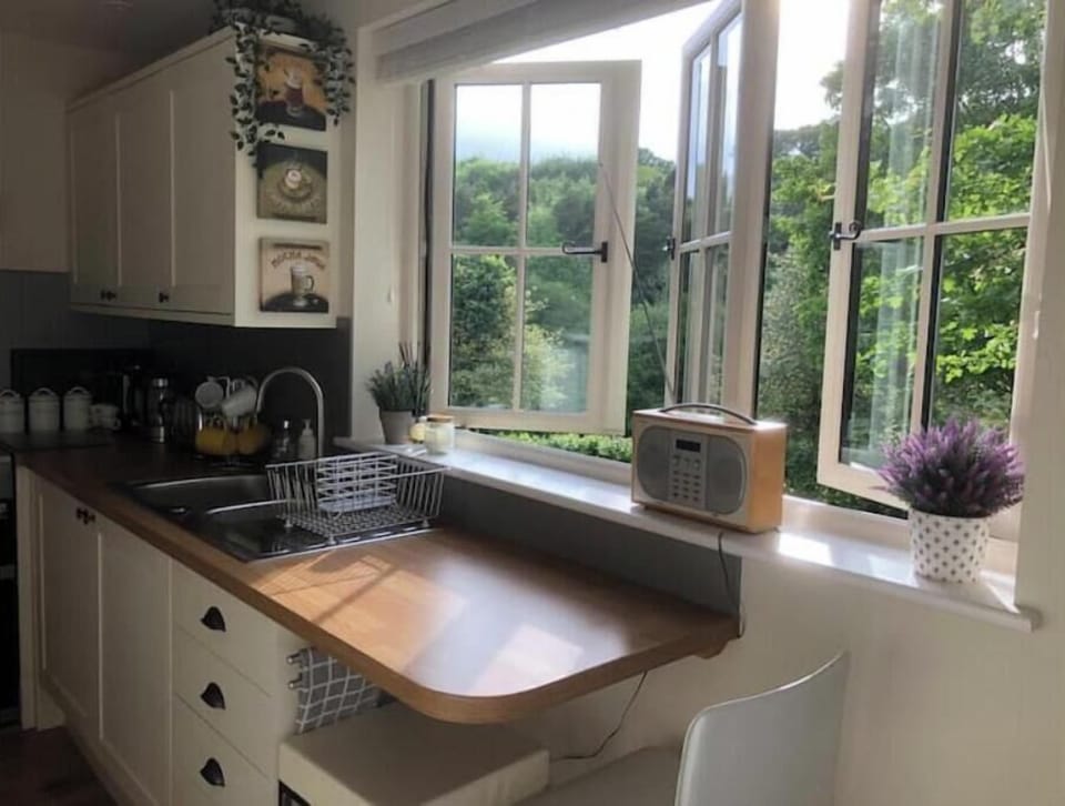 Kitchen breakfast bar to enjoy your Nespresso overlooking the woods!