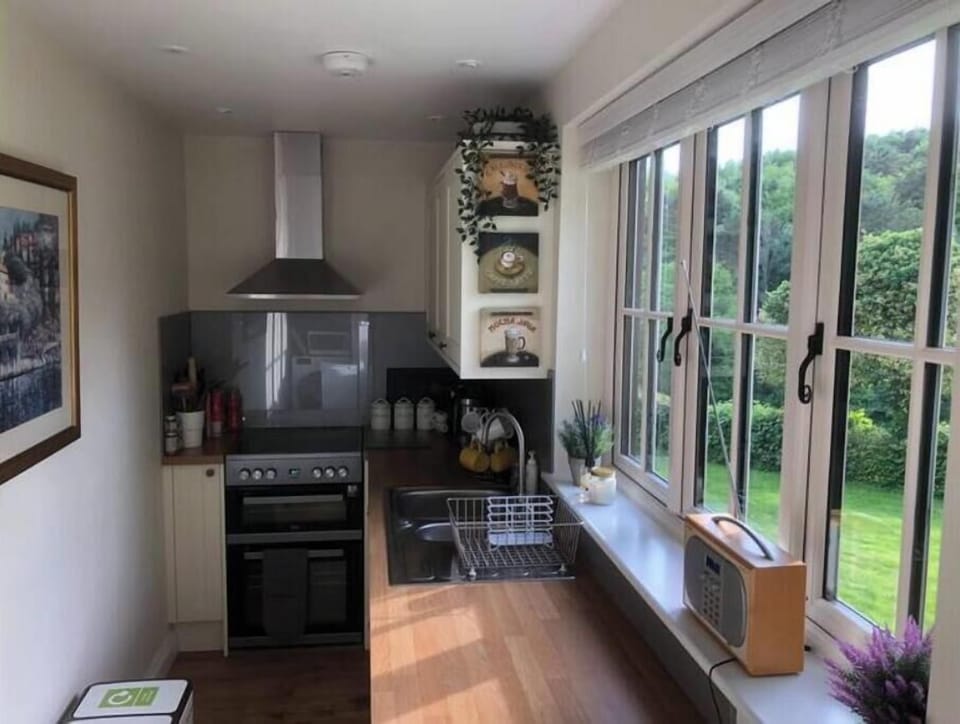 Charming and well appointed kitchen with everthing needed for a home from home
