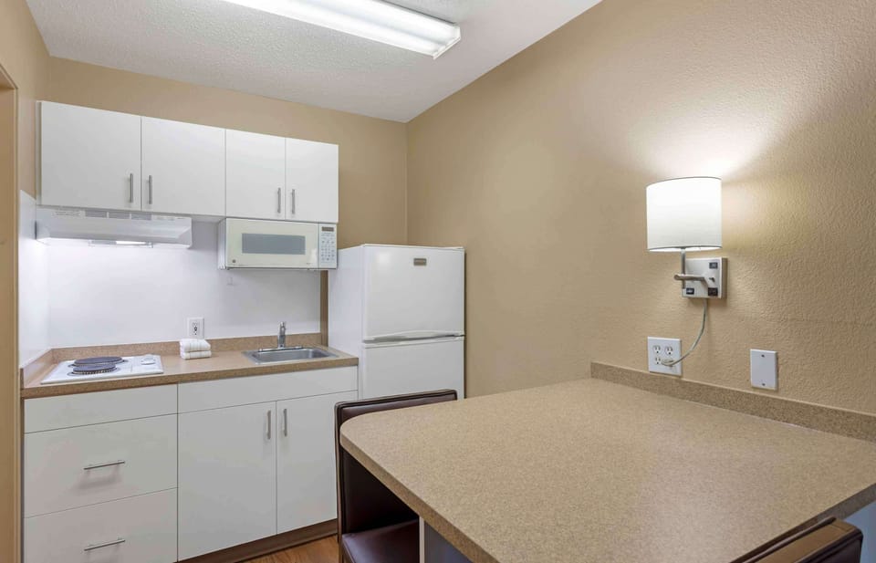 Coffee/tea maker, fridge, microwave, stovetop