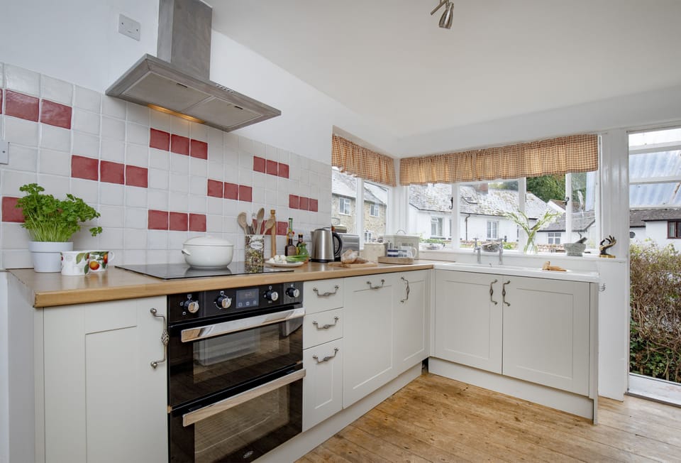 Withycombe, Beer. Ground floor: Beautifully appointed with everything you'll need during your stay