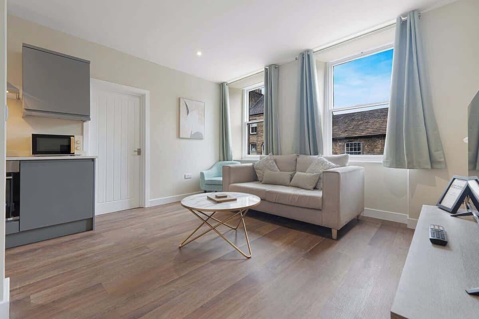 Cosy living room equipped with a smart TV with Netflix and plenty of space to sit down and relax. 