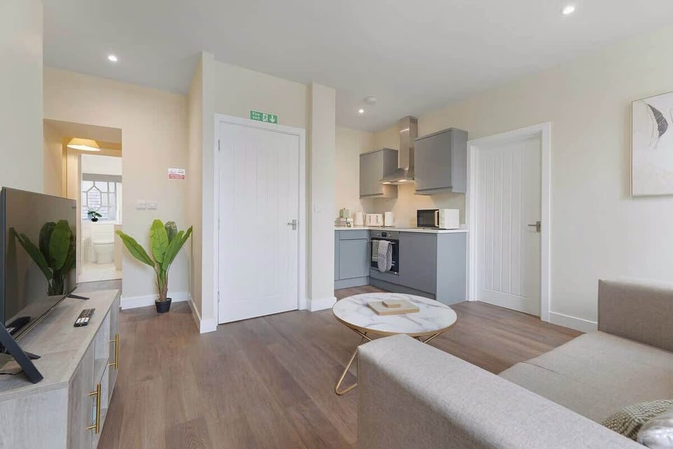 Cosy living room equipped with a smart TV with Netflix and plenty of space to sit down and relax. 